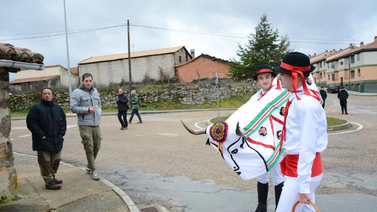 La Barrosa volvió a tocar a la puerta de los vecinos de Abejar en este 2024 antes de su muerte ritual en un acto emblemático de los carnavales en Soria.