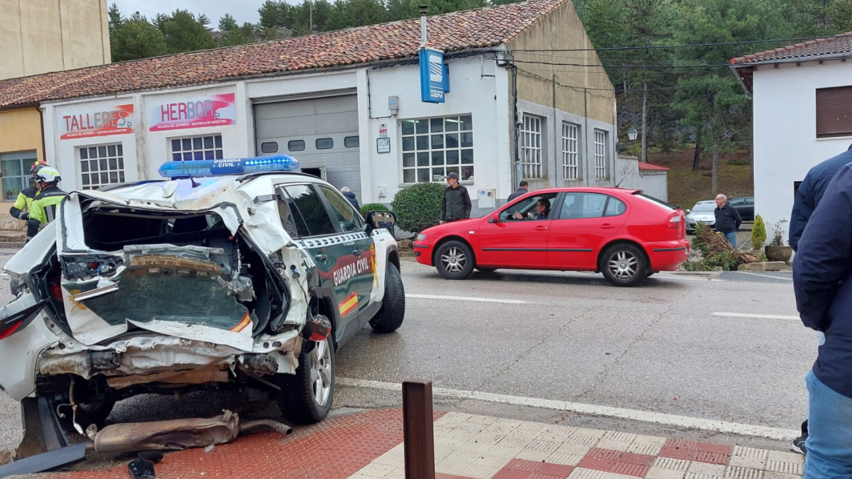 Estado en el que quedó el primero de los coches patrulla embestido por el camión.