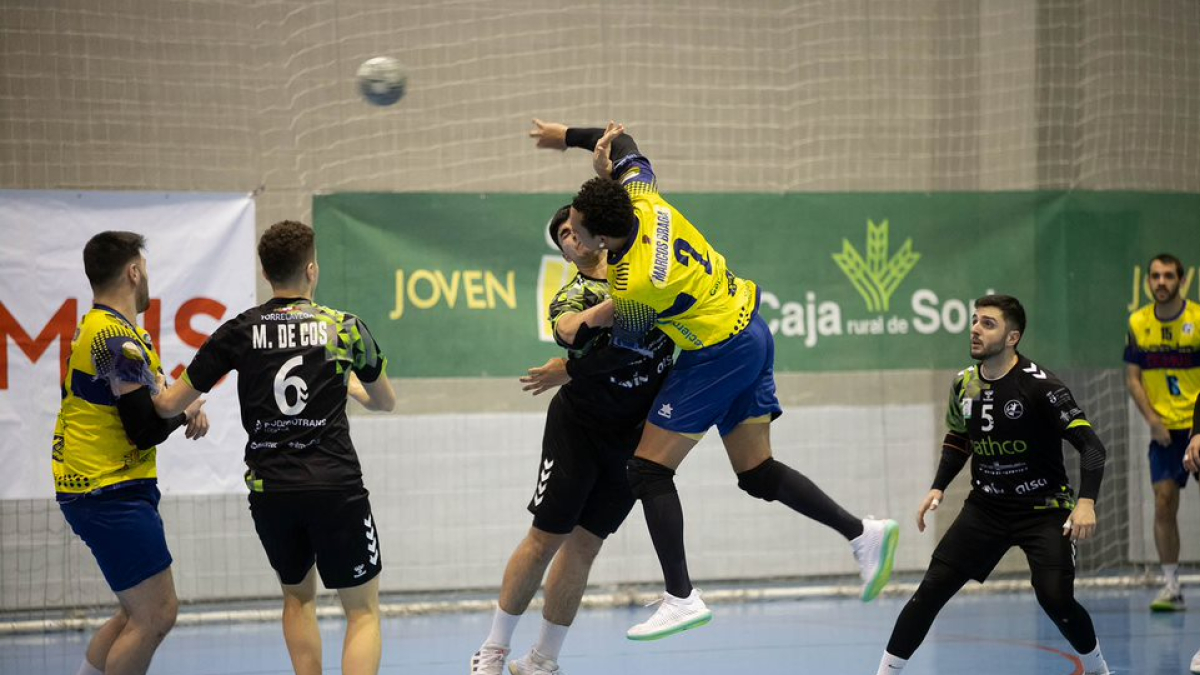Otro recital de los sorianos, en la imagen Vinicius lanza ante el portal cántabro.