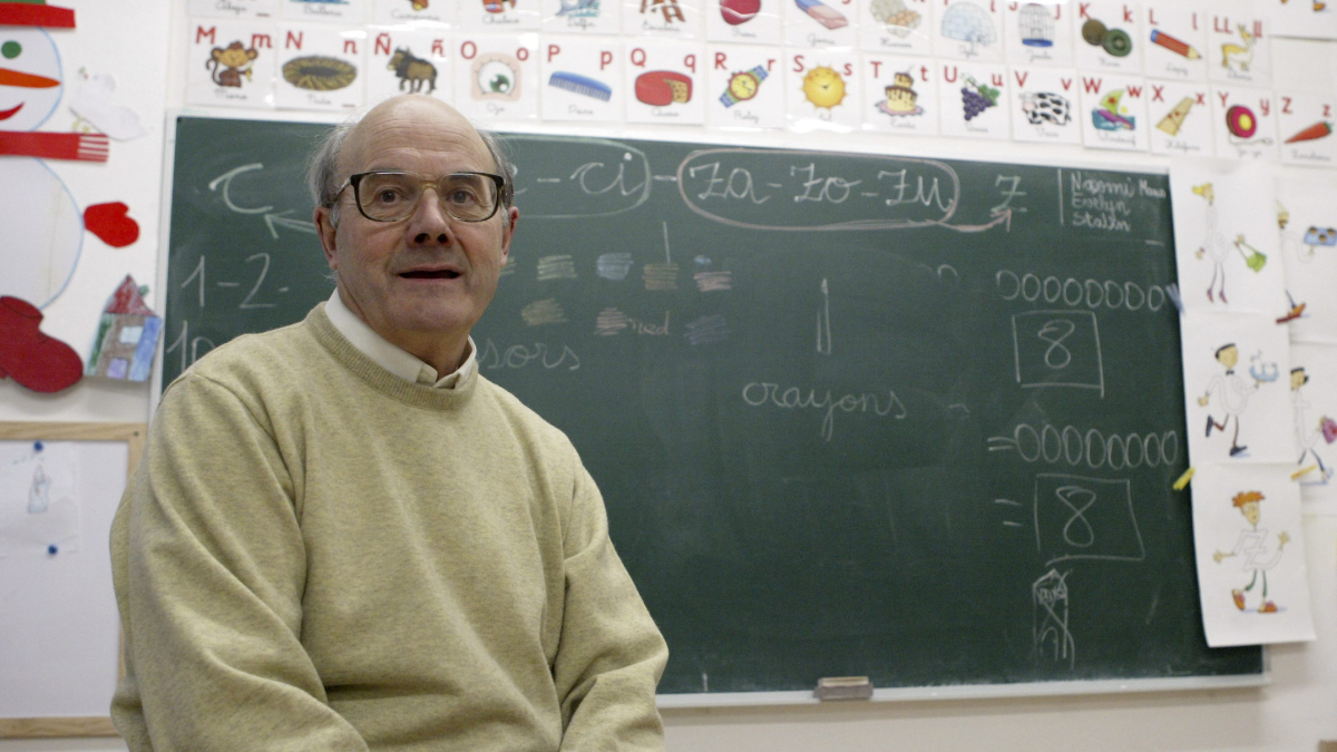 El Padre Sebas en el colegio San José.