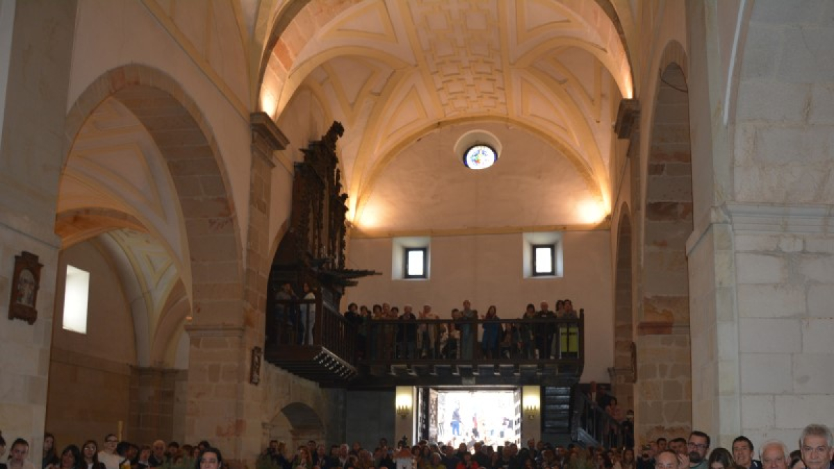 Al fondo, la bóveda de la iglesia durante una celebración religiosa