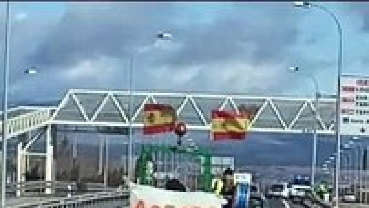 Las protestas de los agricultores prosiguen en la mañana de este lunes en Soria para alcanzar el séptimo día de concentraciones. La Delegación del Gobierno en Castilla y León señala la presencia de 60 tractores escoltados por la Policía Nacional en el Polígono Industrial Las Casas en una marcha que se prolongará hasta las 13.00 horas. No obstante fuentes agrarias transmiten las tensiones porque se les está impidiendo el acceso a la zona de la rotonda del Caballo Blanco, donde hay presencia de la Guardia Civil.