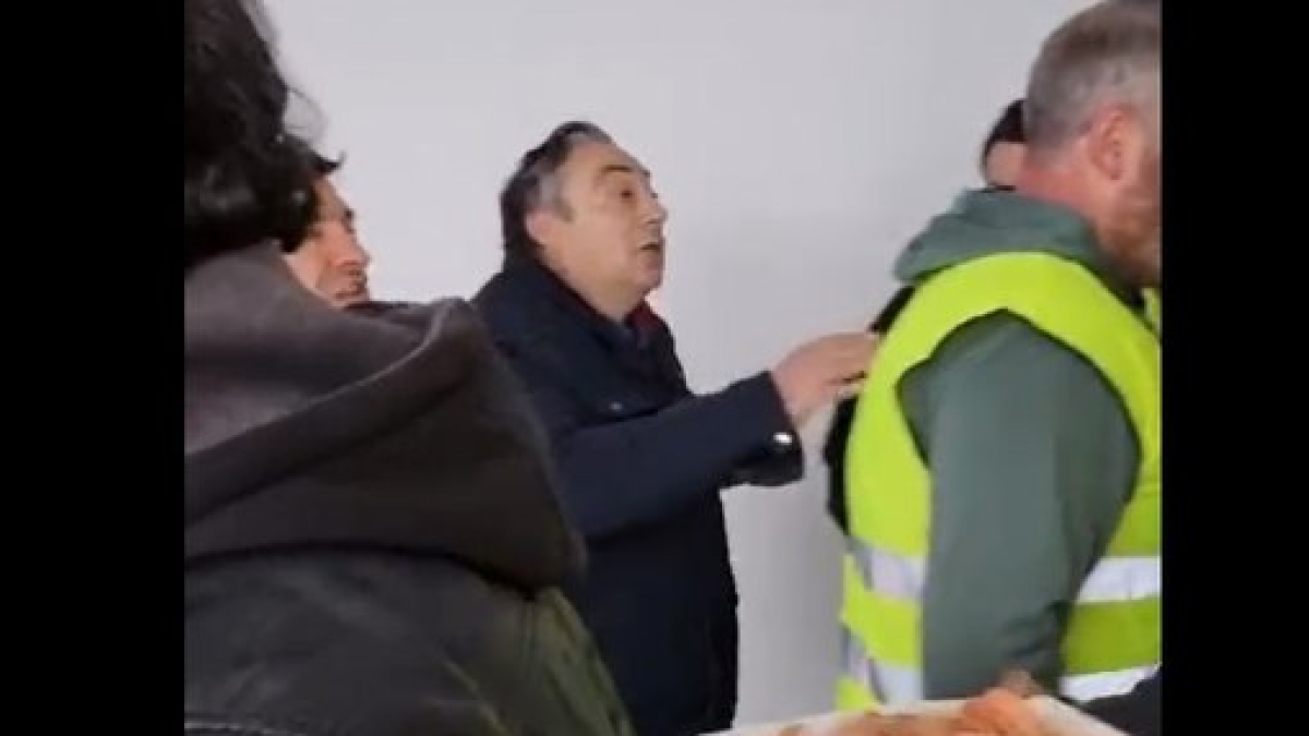 La entrega de unas gambas por parte de unos agricultores a Asaja Soria levantó una polémica que trae cola. El movimiento 6Fse desvinculó de este hecho pero no lo condenó, lo que ha desembocado en la ruptura entre las organizaciones provinciales agrarias y los miembros de la protesta espontánea. Este es el vídeo de la polémica.