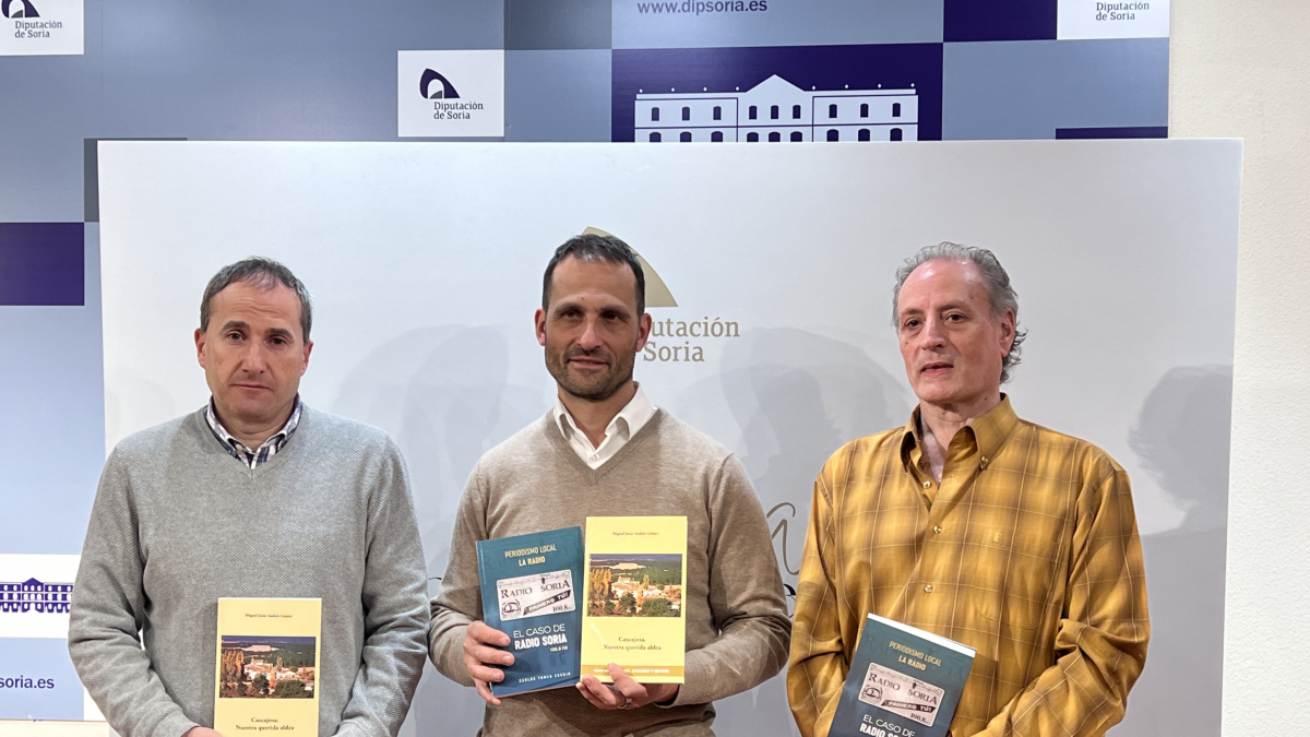 Enrique Rubio, en el centro, junto a Miguel Jesús Andrés (izquierda) y Carlos Tomeo (derecha).