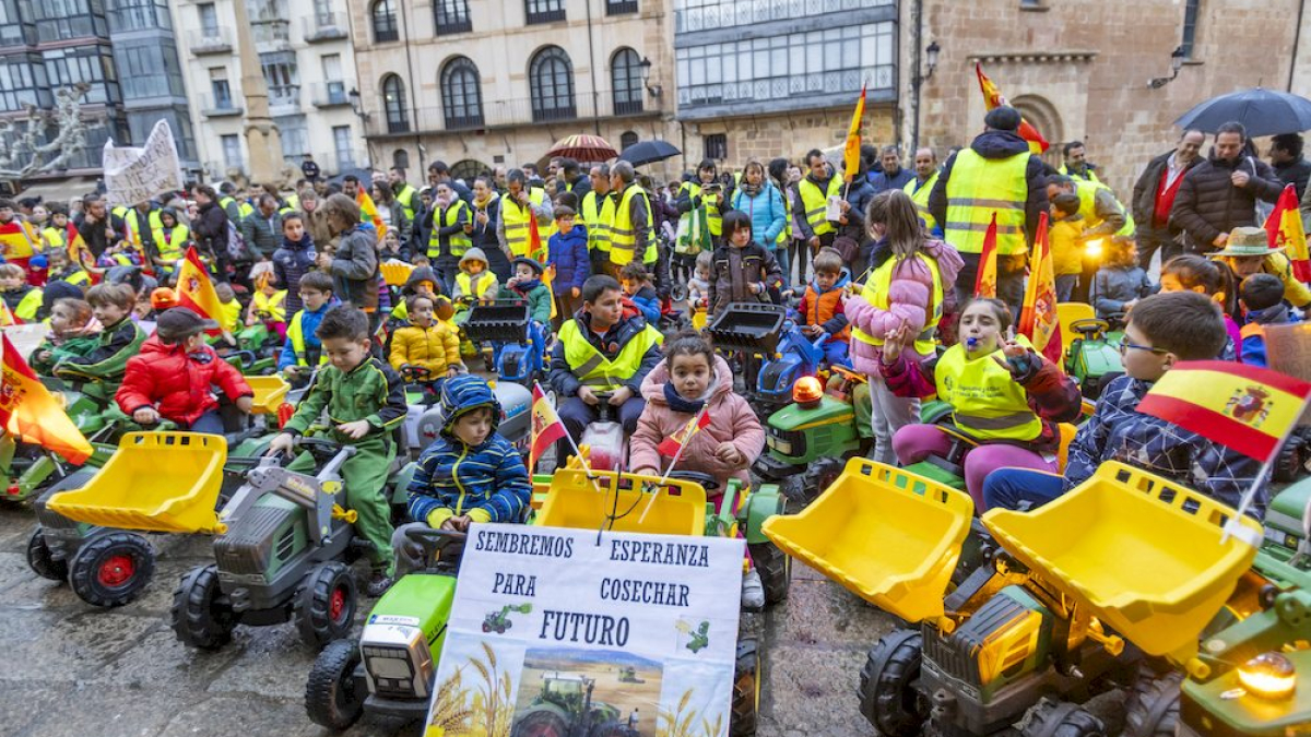Los niños se manifestaron con tractores de juguete en apoyo a la agricultura
