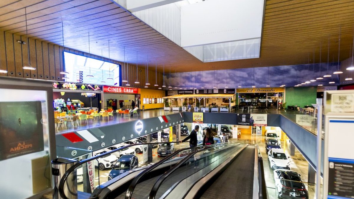 Los vehículos se muestran en el Centro Comercial Camaretas