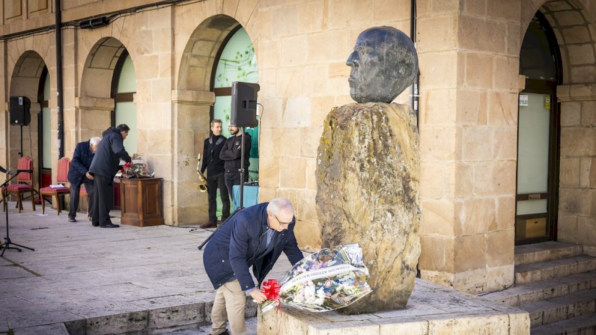 Homenaje en el busto de Antonio Machado.