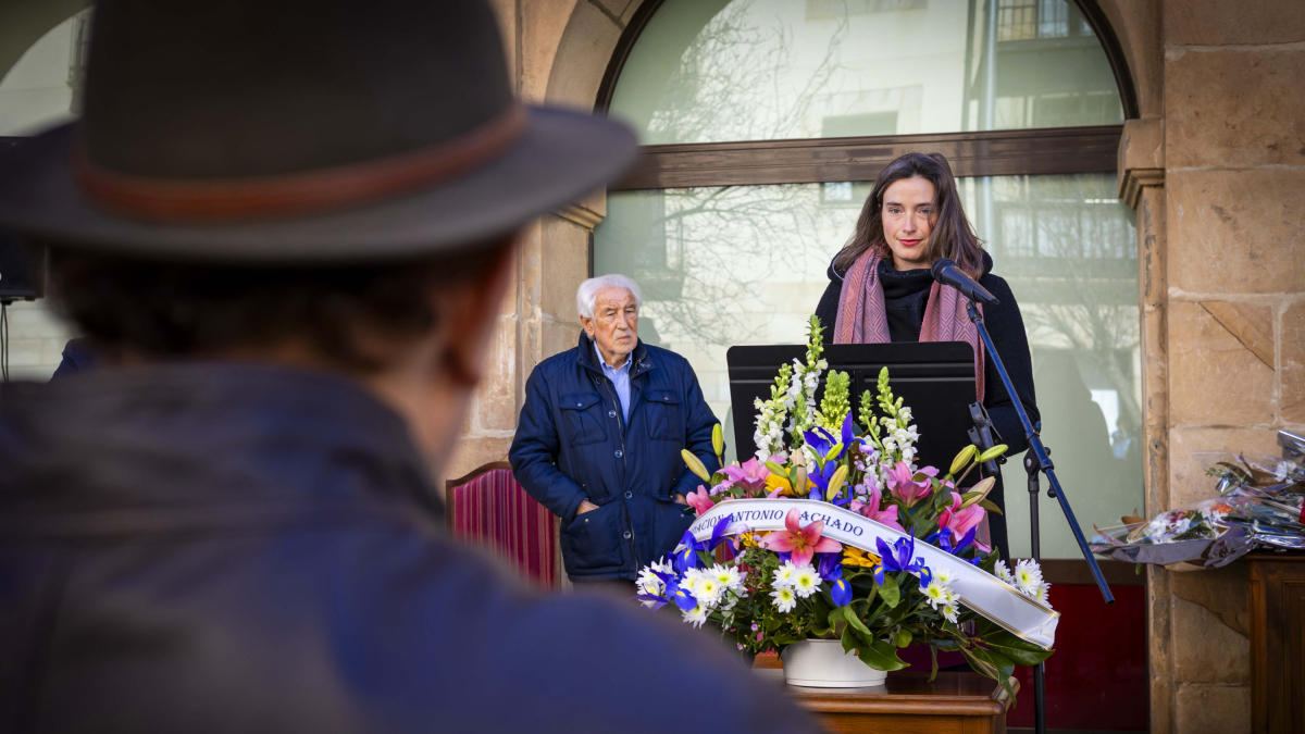 Flores y música a los 85 años del fallecimiento del poeta