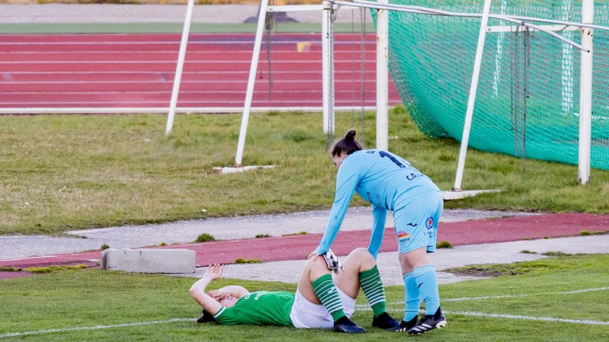 Dos jugadores del C.D. San José femenino durante un encuentro en Los Pajaritos