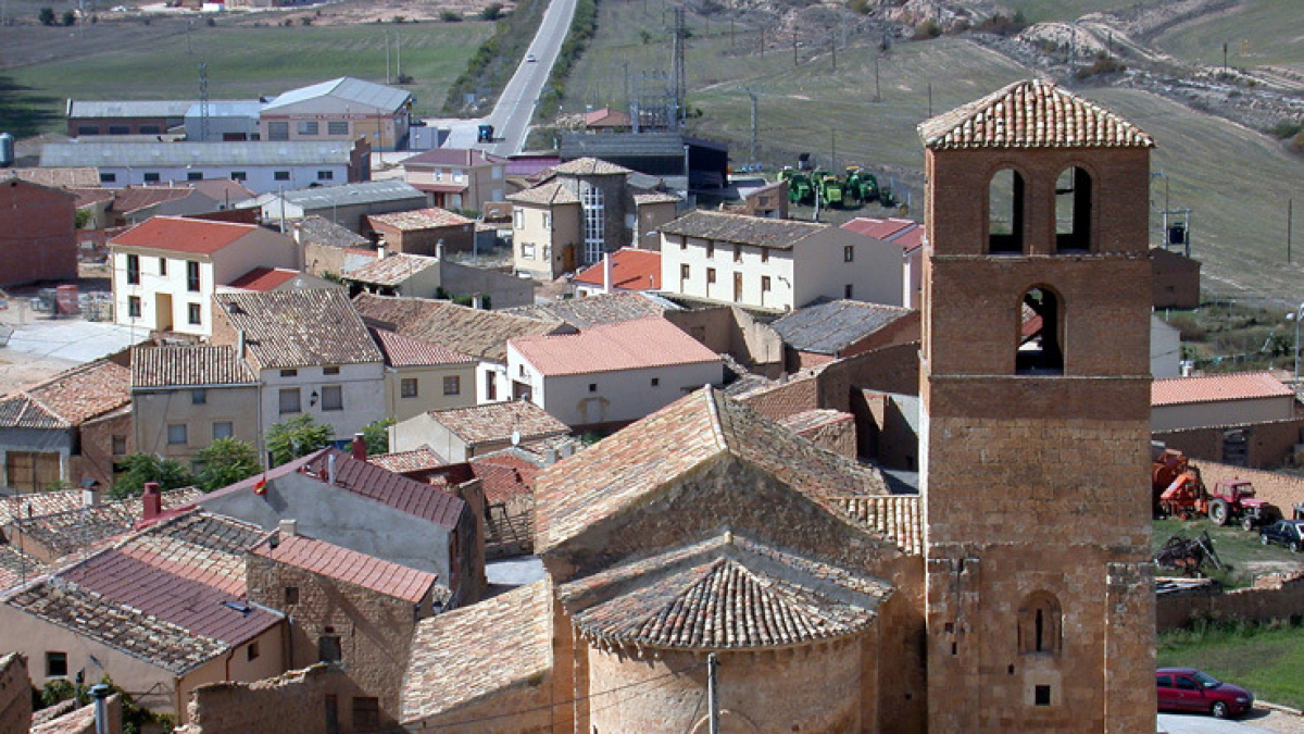 Sobre estas líneas, panorámica de la localidad de San Esteban de Gormaz.