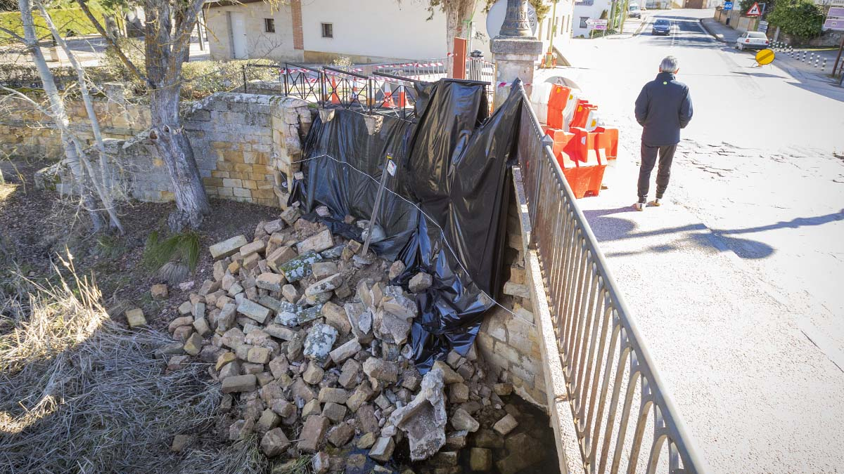 Situación del Puente de Piedra en la mañana de ayer con los restos del desprendimiento aún visibles.