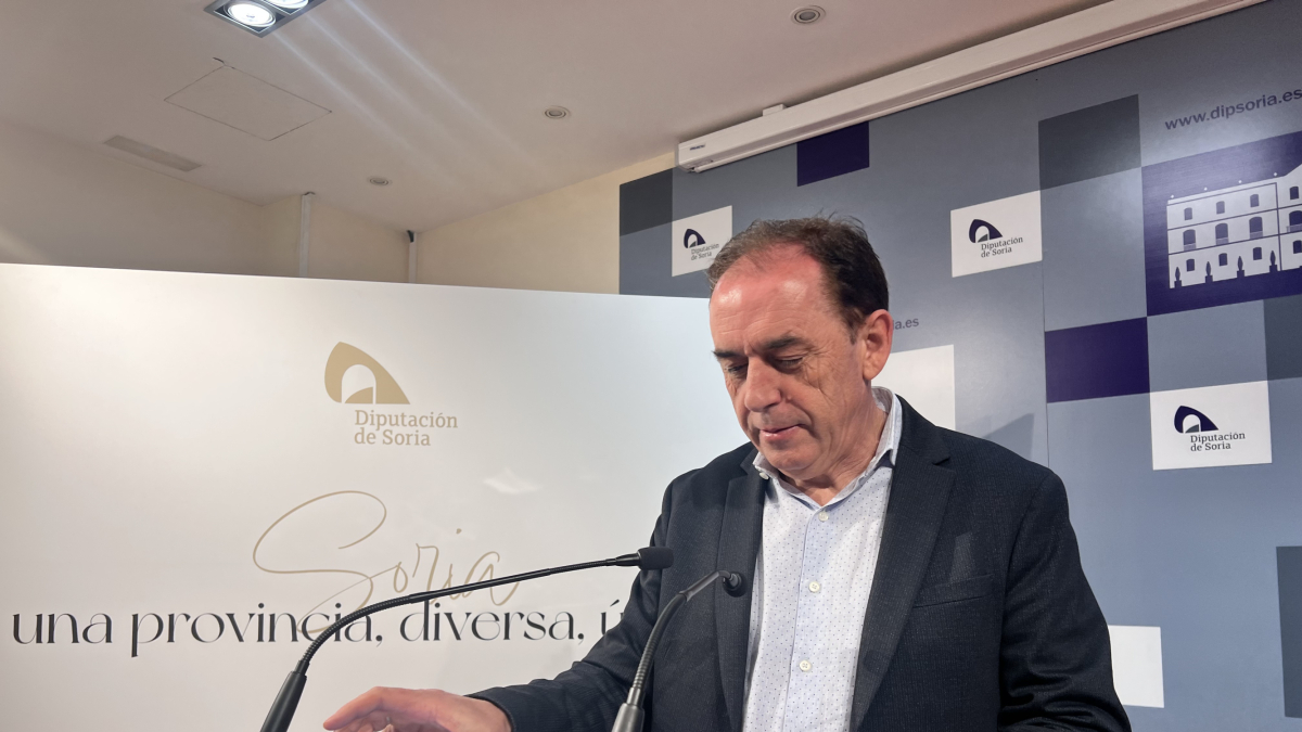 El presidente de la Diputación, Benito Serrano, en rueda de prensa.
