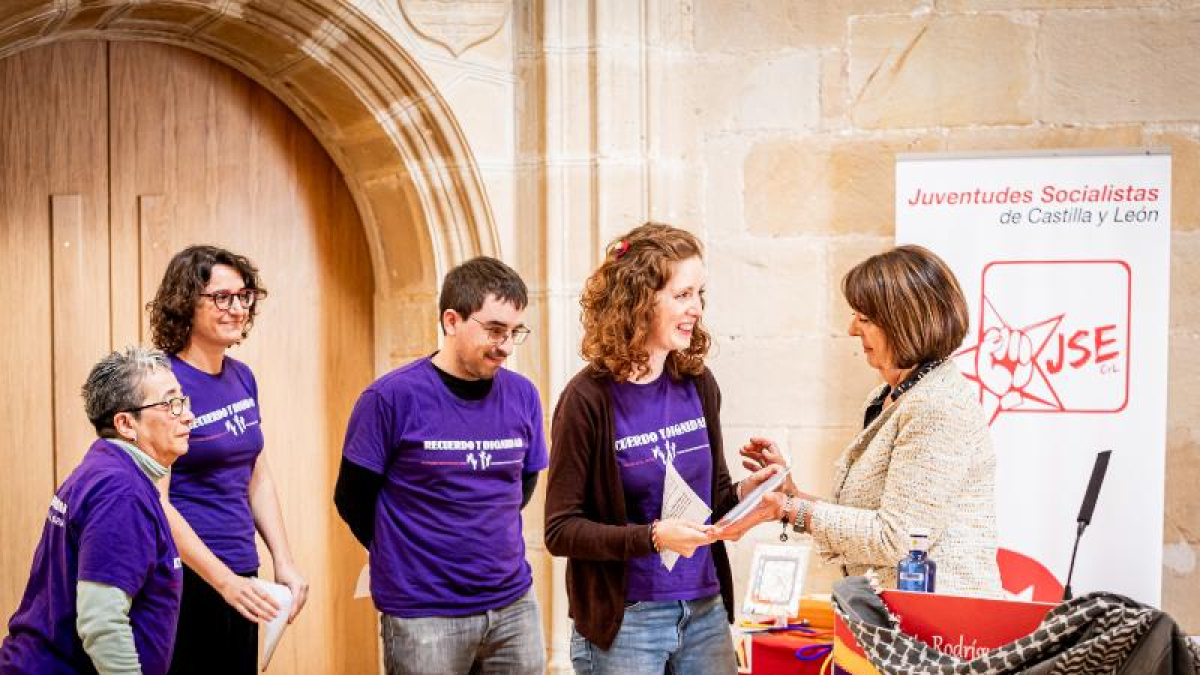 Miembros de Recuerdo y Dignidad recogiendo el premio este domingo.