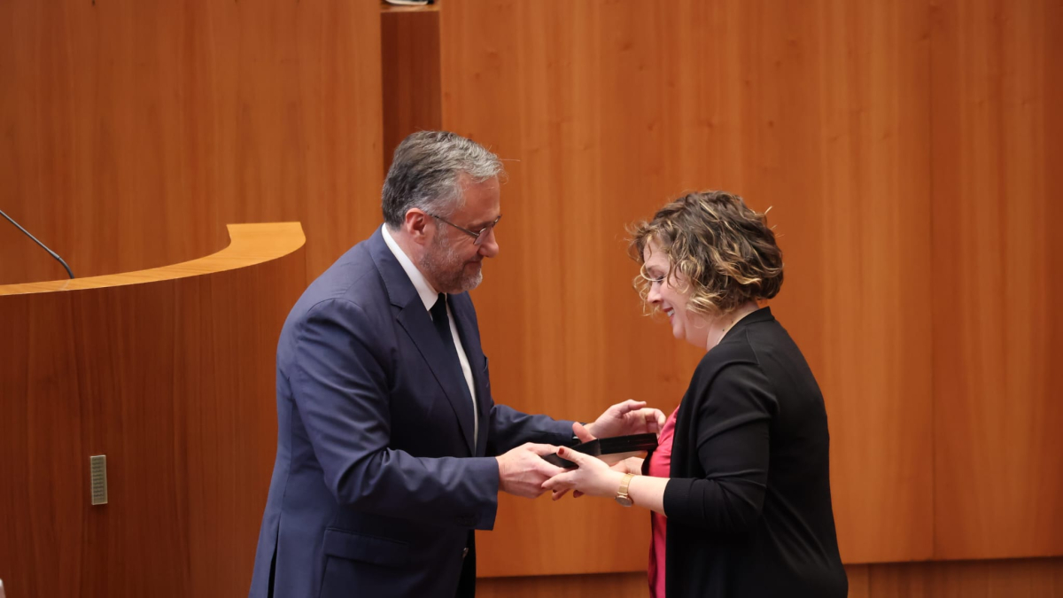 Carlos Pollán entrega la medalla acreditativa a la ya procuradora por Soria Judith Villar.