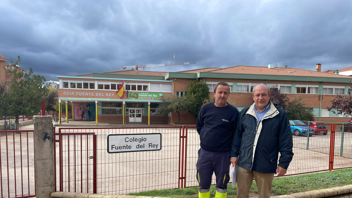 Ángel Sainz y David Ortega ante las instalaciones del colegio Fuente del Rey de Soria.