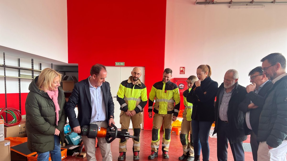 Responsables de la Diputación, Ayuntamiento de Almazán y Junta en el parque de bomberos.