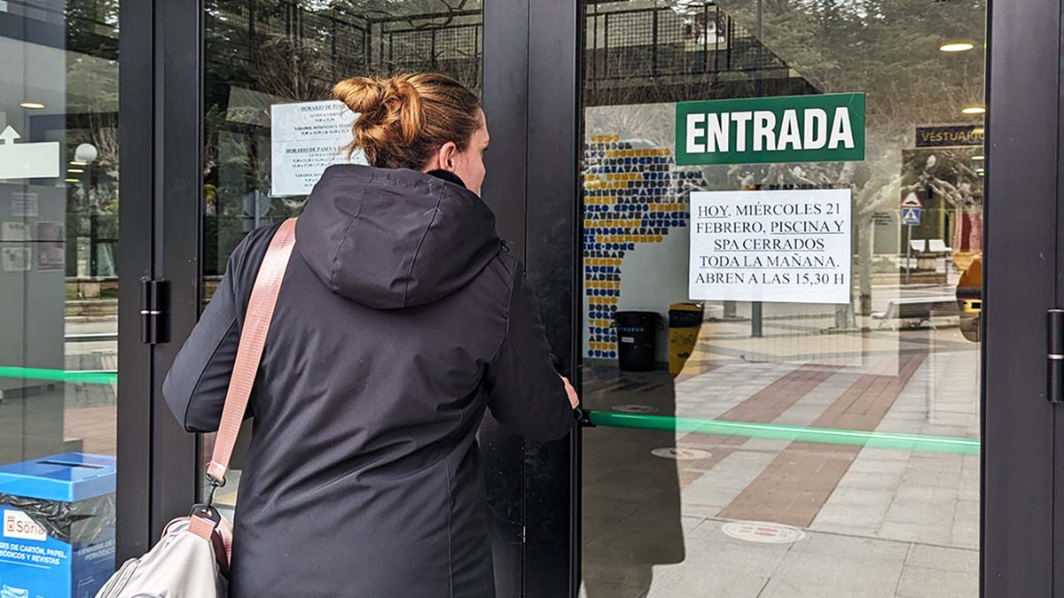 La piscina de la Juventud no abrió en la mañana de ayer por falta de socorristas.