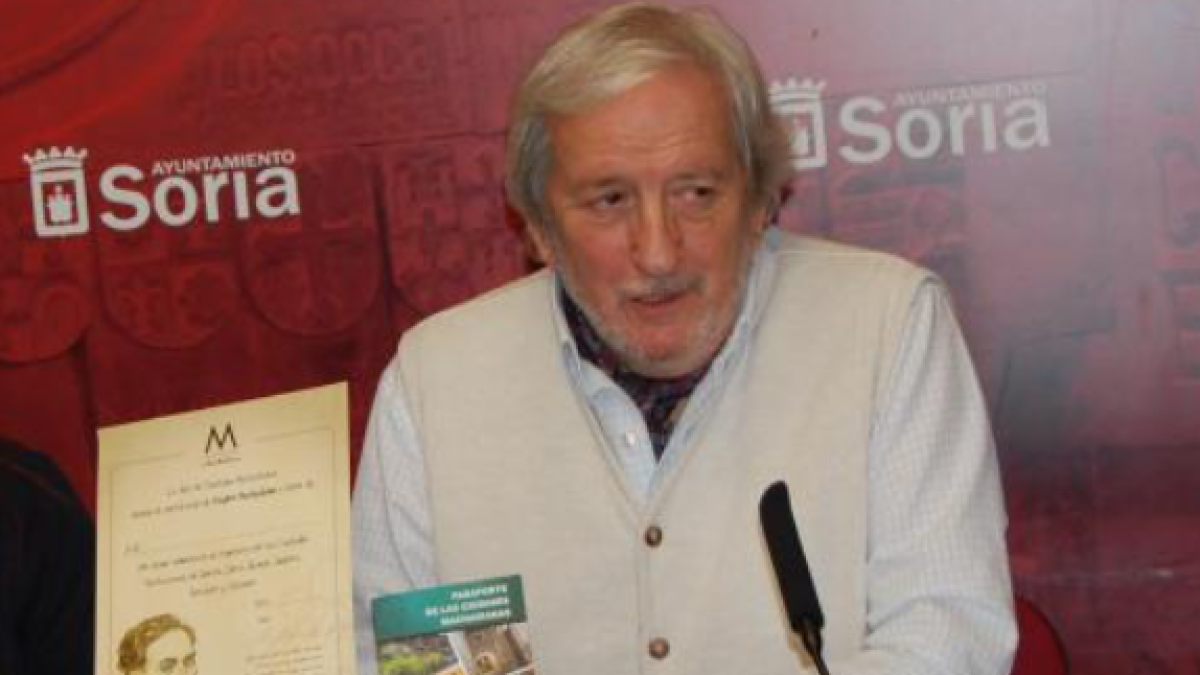 Jesús Bárez presentando el pasaporte machadiano.