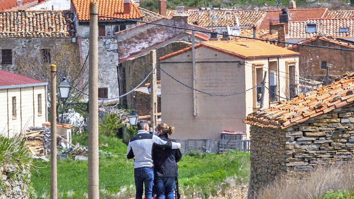 Una pareja en una localidad soriana