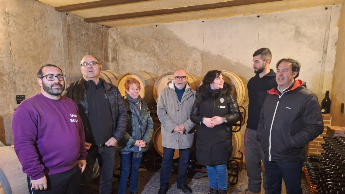 Miguel Latorre con los jóvenes aprendices en la bodega de Villálvaro (Soria)