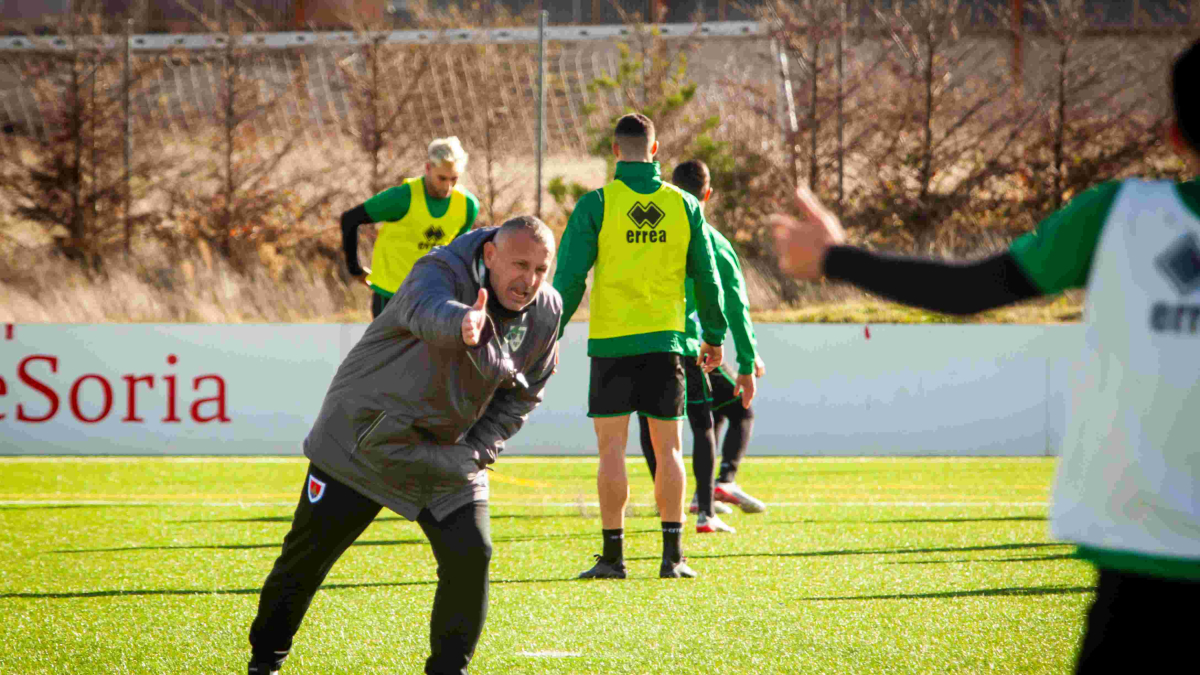 Javi Moreno en un entrenamiento la temporada pasada al frente del Numancia.