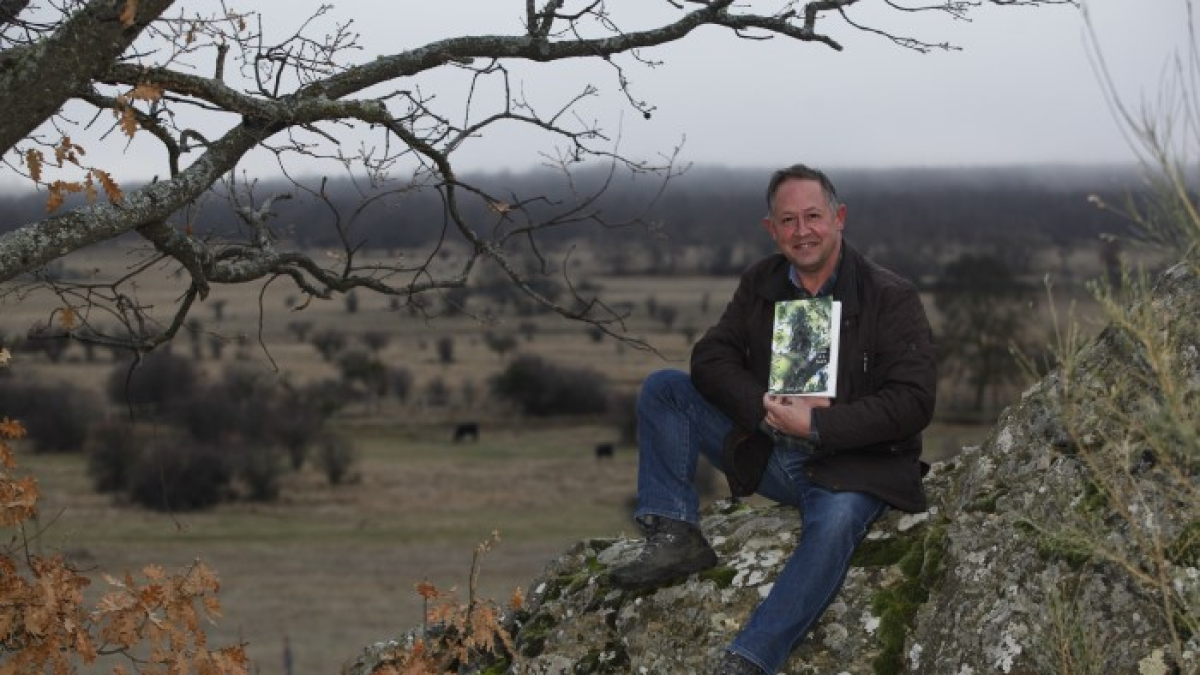 Valentín Guisande, con una de sus últimas publicaciones sobre naturaleza.