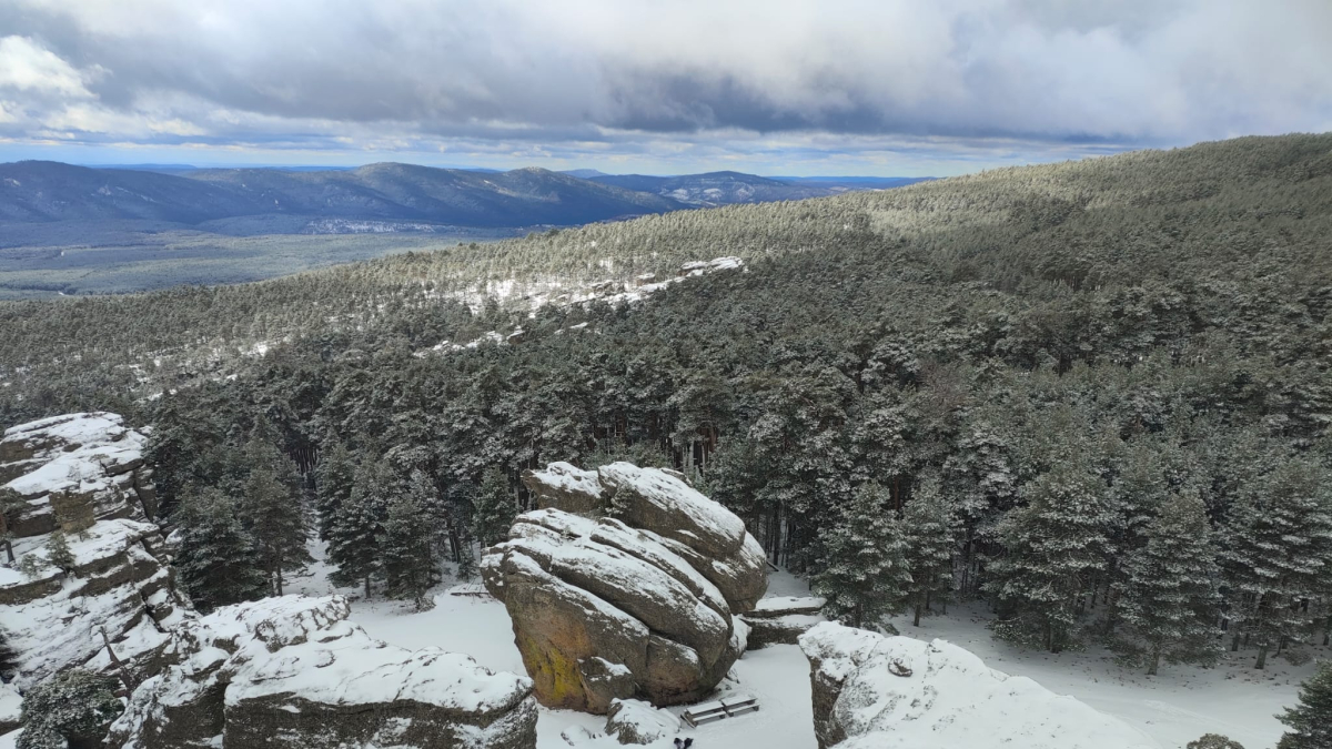 La nieve de la borrasca Louis se dejó notar muy poco en cotas medias, pero sí engalanó las partes altas de Pinares.