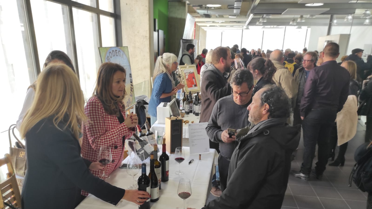 Asistentes a la Feria del Vino en la mañana de este sábado.