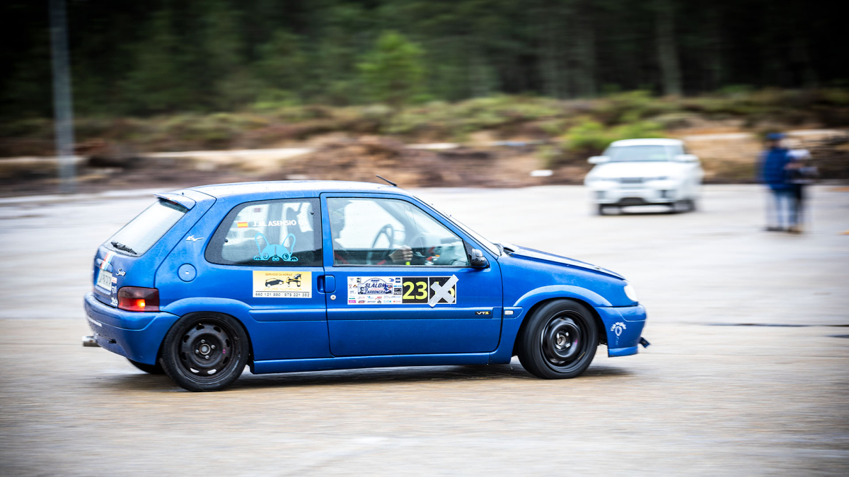 Un participante en una de las pruebas de slalom que organiza la Escudería Bnno Racing.