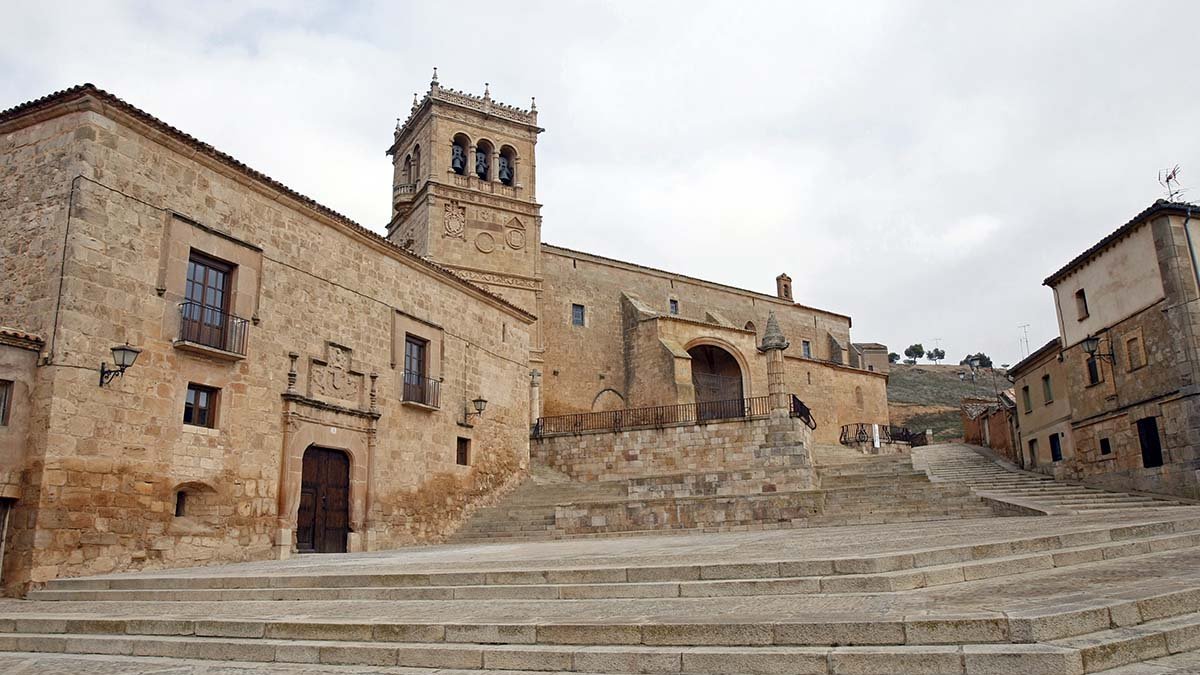 Plaza mayor de Morón de Almazán.