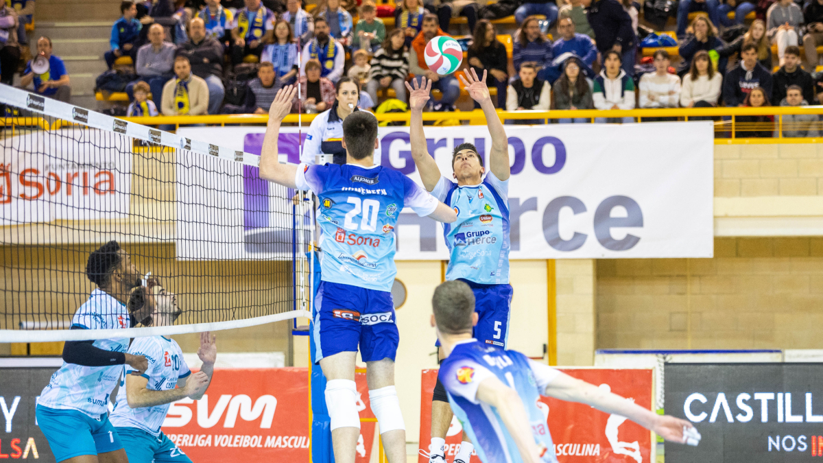 Lorente coloca para el remate de Domenech.