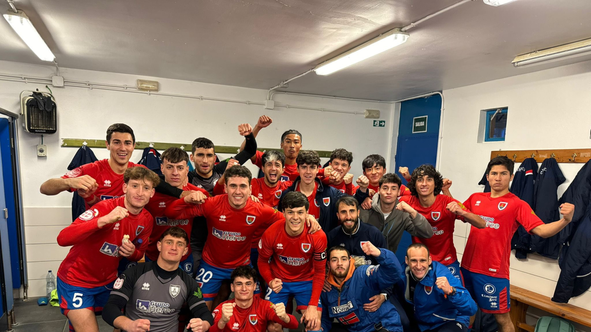 Los jugadores del Numancia B celebran la victoria en Villamuriel gracias a los dos goles marcados por el sanestebeño Ángel Cervero.