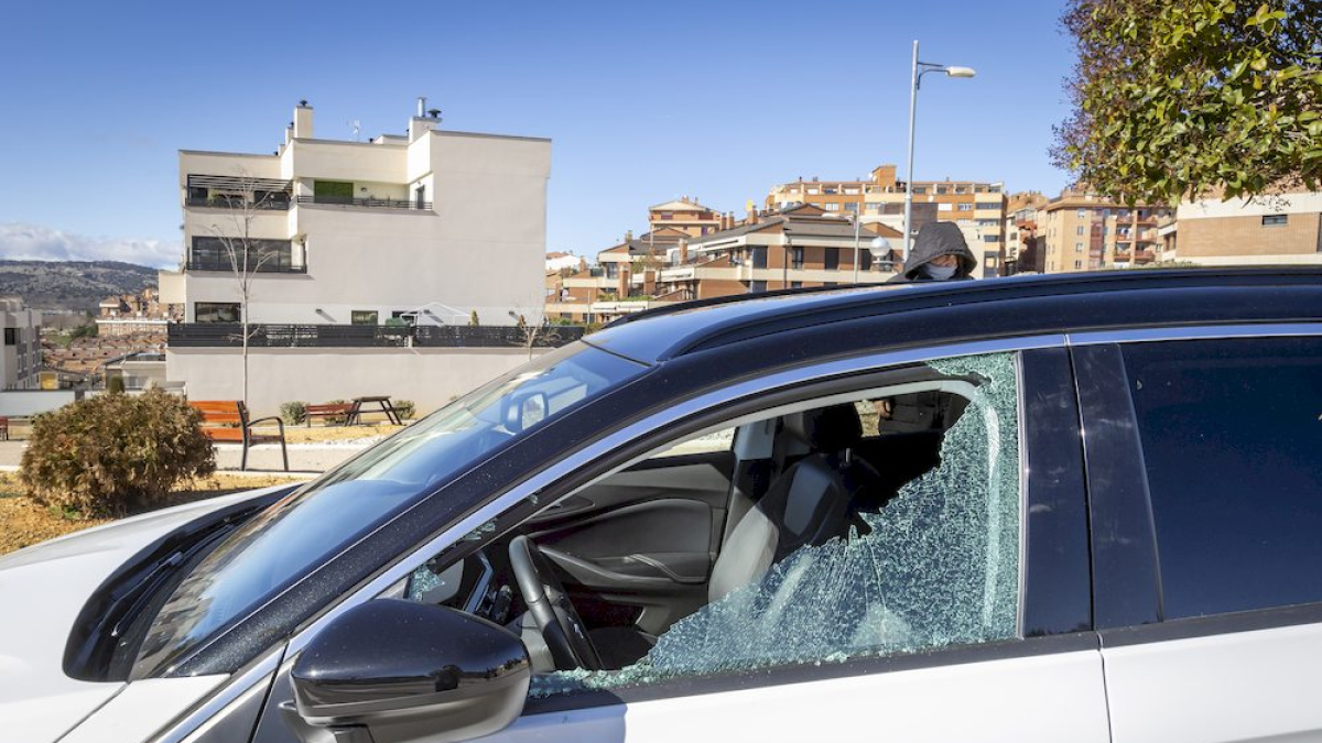 Coches dañados por disparos con una escopeta de balines