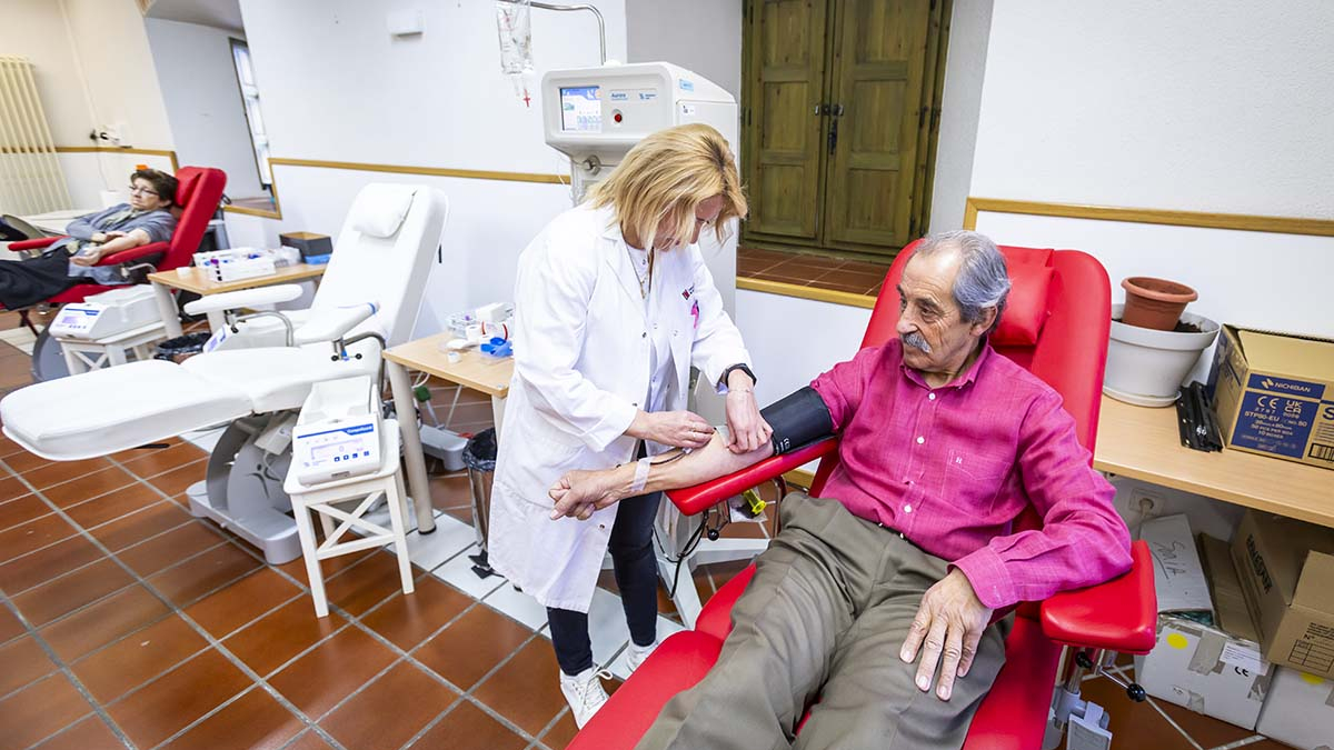 José Luis Molina en su donación número 200.