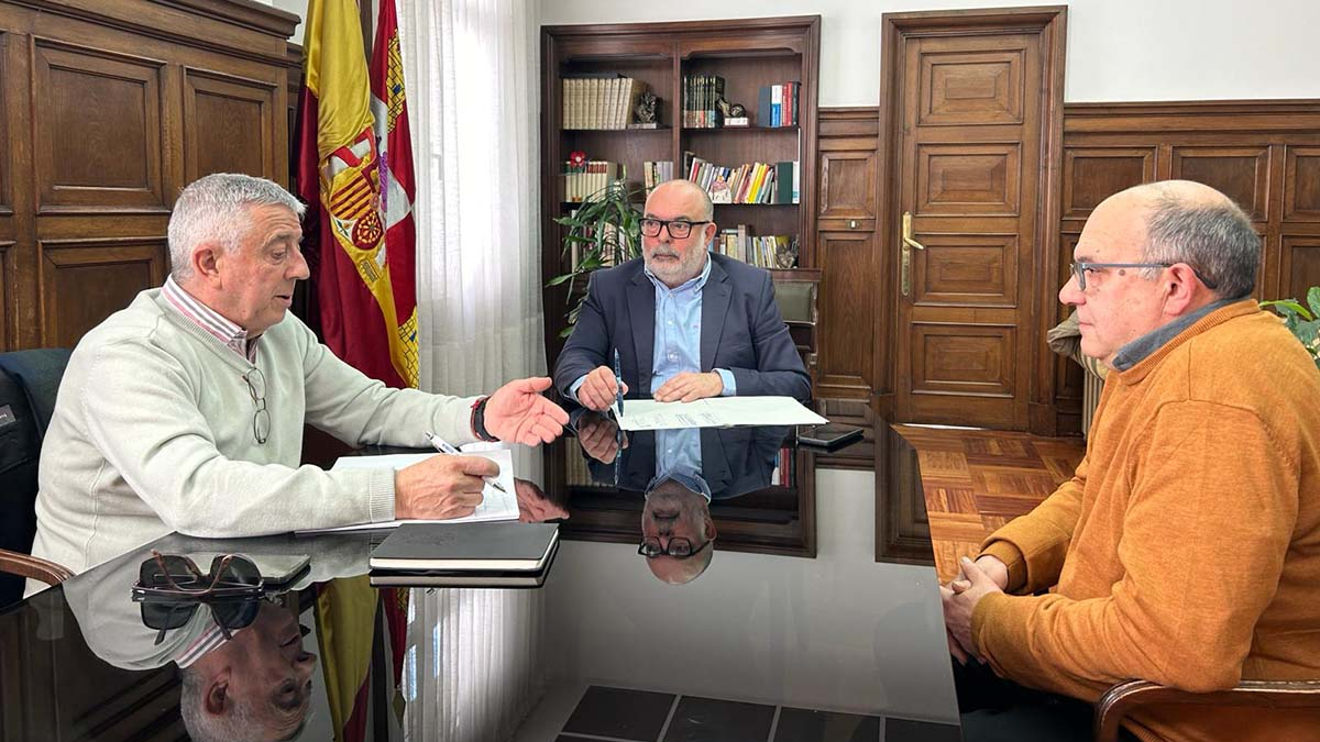 El alcalde de San Leonardo, Jesús Elvira, frente a un concejal, y el subdelegado, Miguel Latorre.