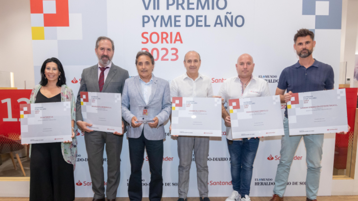 Foto de familia de los premiados de 2023