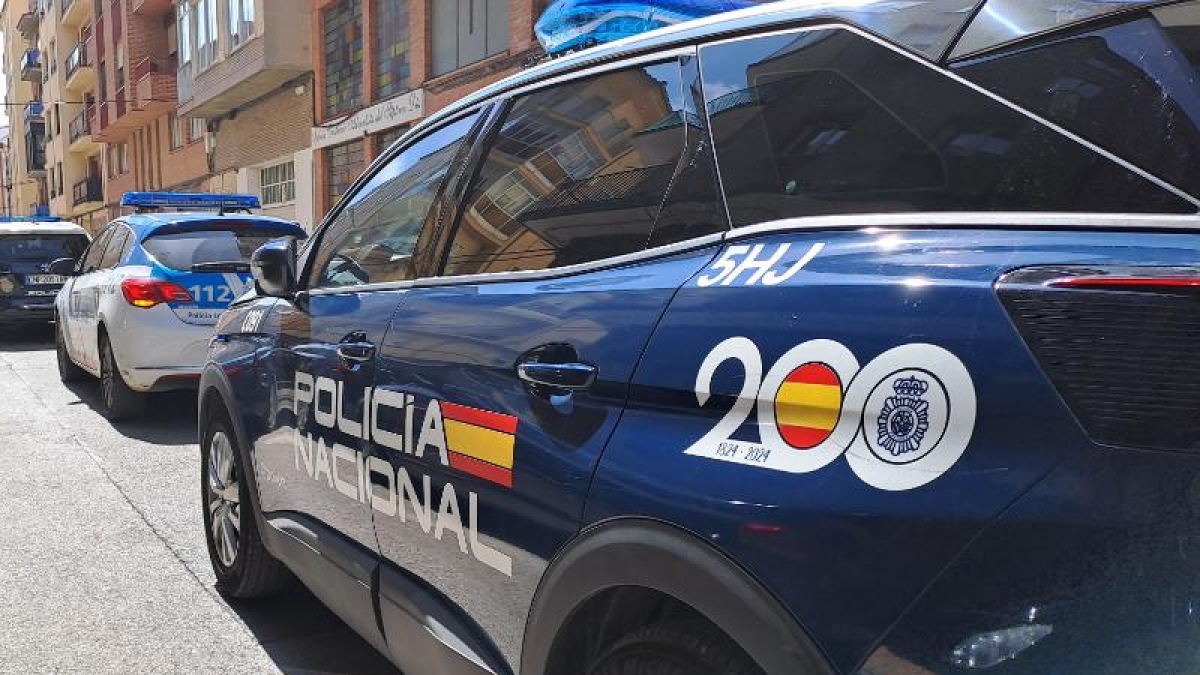 Coche de la Policía Nacional en una intervención conjunta con la Policía Local.