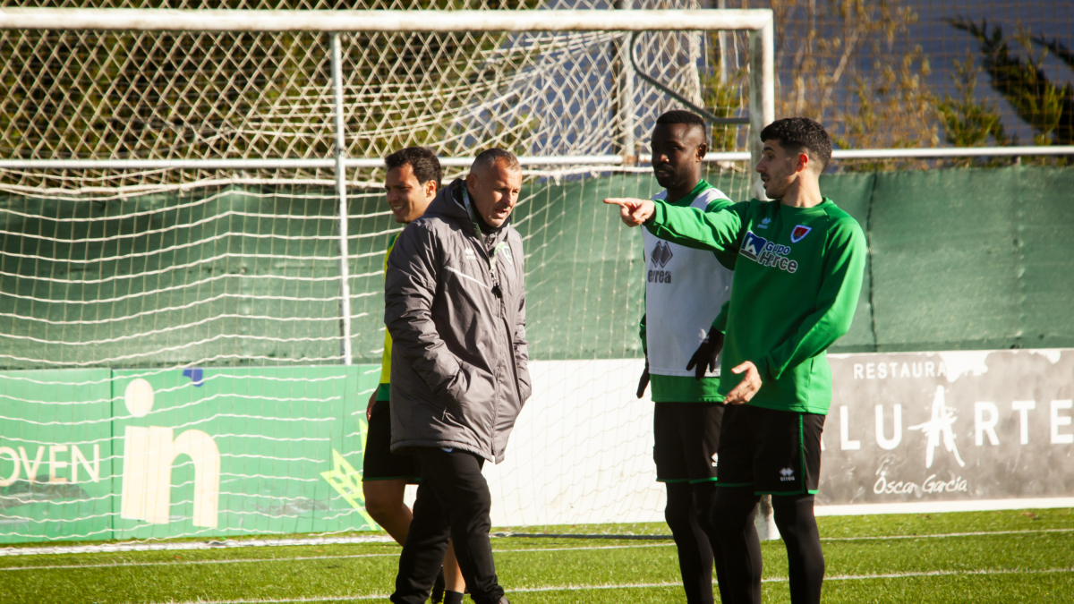 Javi Moreno y Pape Diamanka en un entrenamiento en la Ciudad Deportiva.