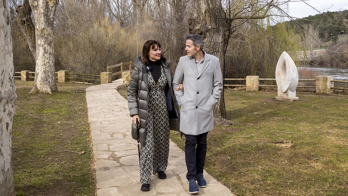 Irene Villa y David Serrato paseando por las márgenes del Duero.