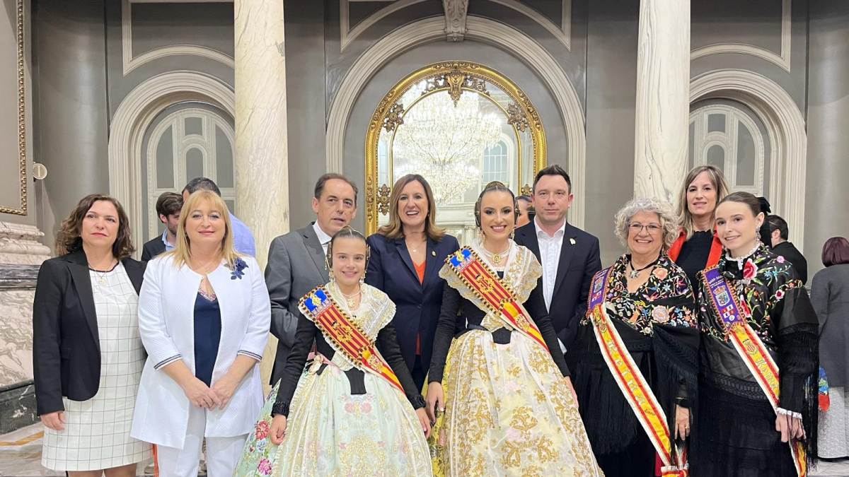 Foto de familia de la visita del presidente Serrano a la Casa de Soria en Valencia.