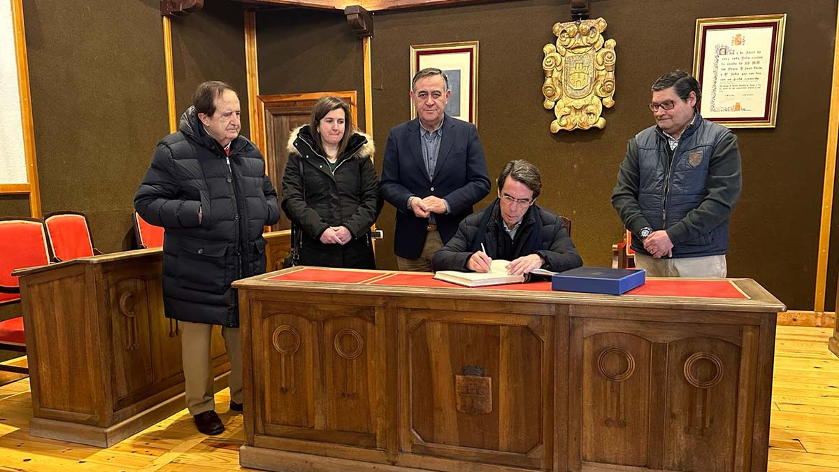 Un momento de la firma en el salón municipal.