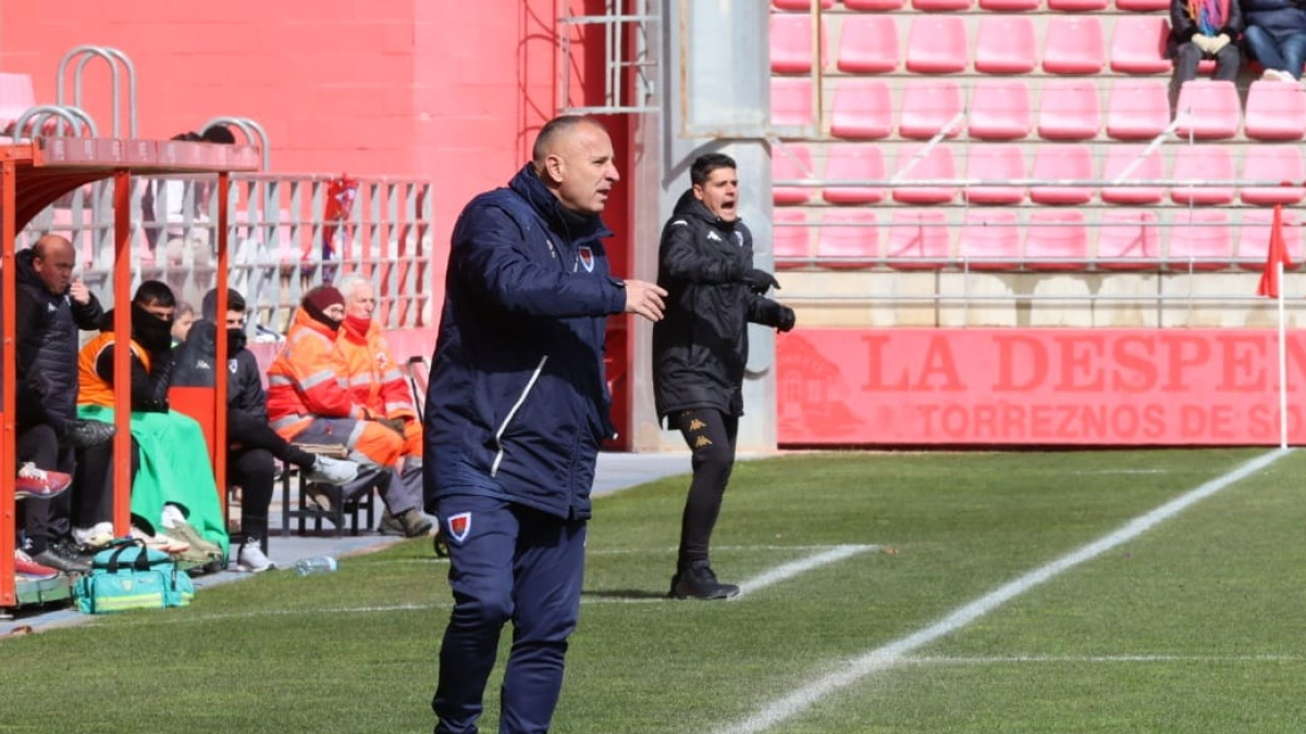 Javi Moreno en la zona técnica del banquillo de Los Pajaritos.