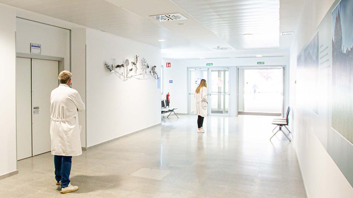 Personal sanitario en el interior del Santa Bárbara.