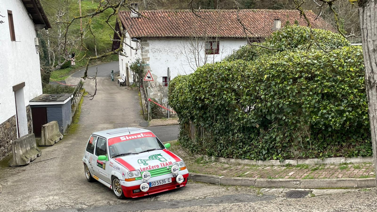 Los sorianos con su Renault 5 GTTurbo con el se proclamaron campeones.