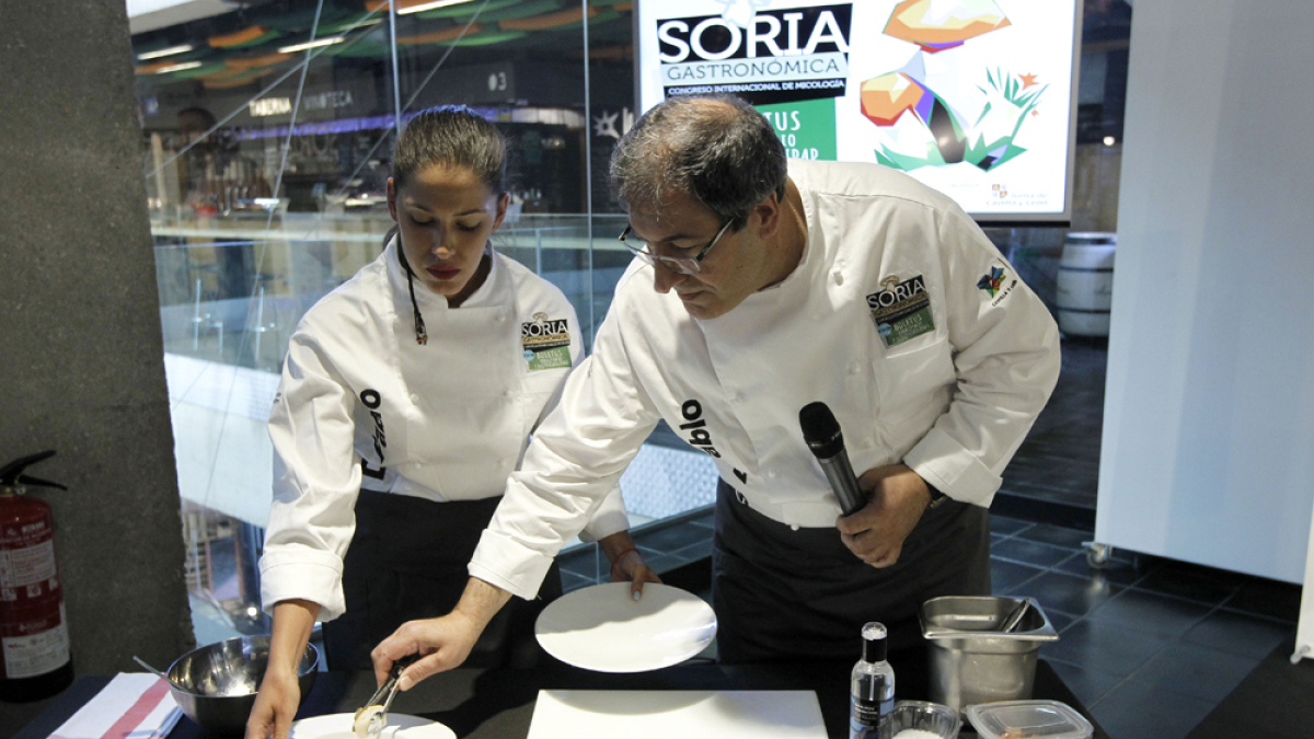 El cocinero soriano Carlos de Pablo (Casa Vallecas) junto a su hija Alba durante un acto promocional de Soria Gastronómica en Madrid.