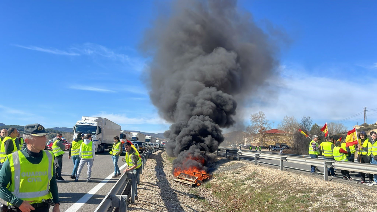 Palets en llamas en la mediana y tráfico cortado en la A-2 a su paso por Soria.