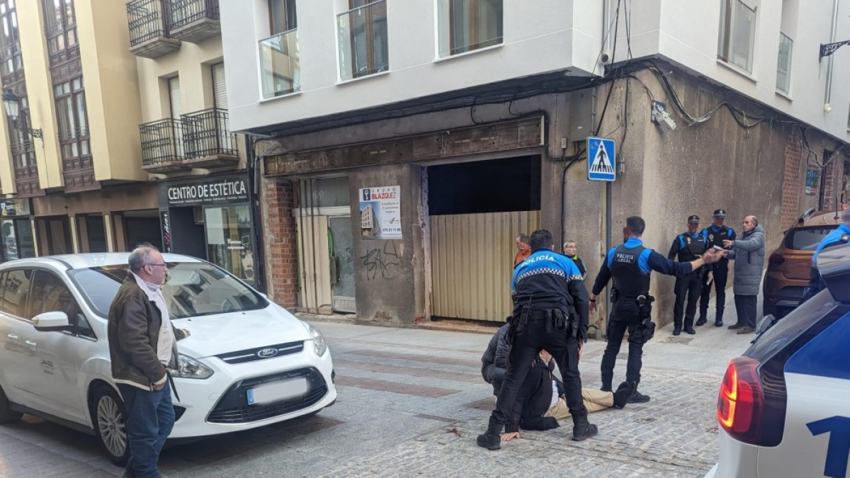 La Policía Local atiende en primera instancia al herido.