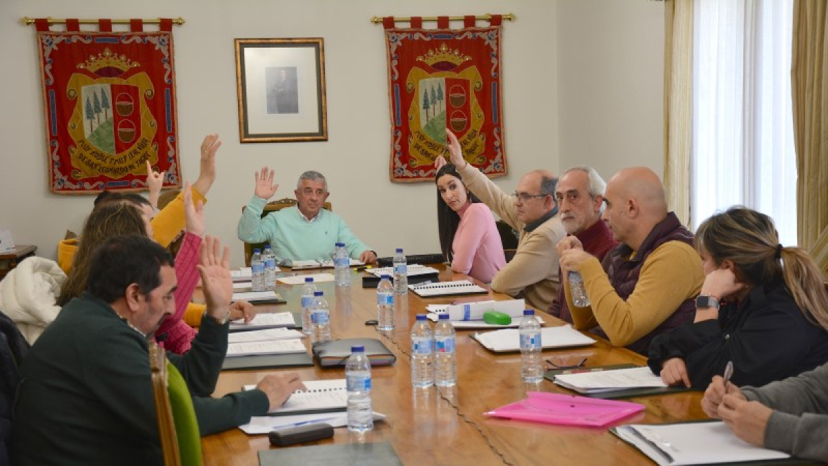 Corporación de San Leonardo en el pleno de ayer.