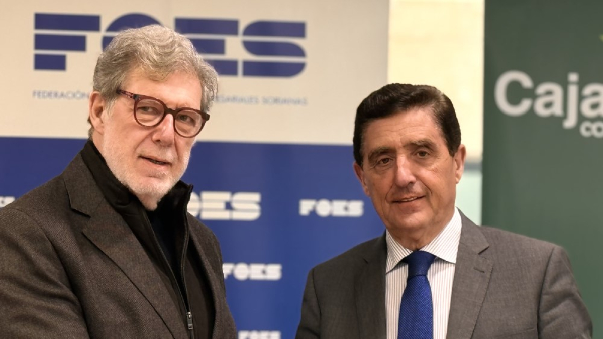 Santiago Aparicio y Carlos Martínez Izquierdo en la firma del convenio.