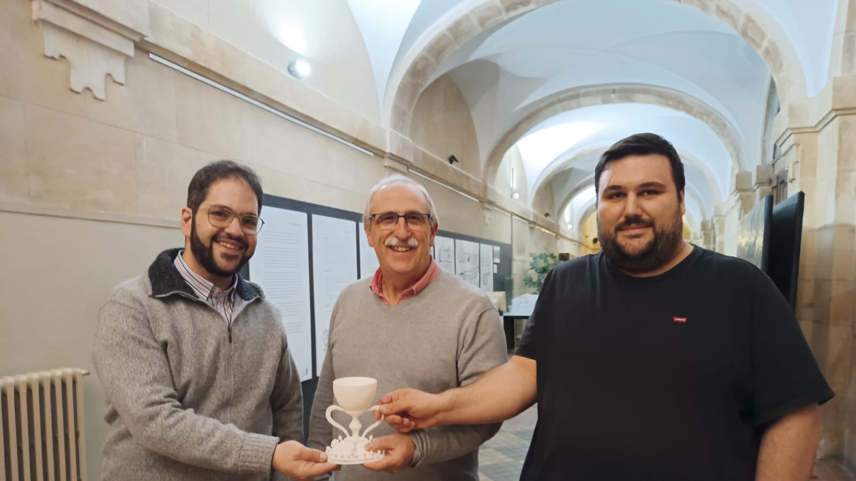 Entrega desde el Instituto Machado del nuevo cáliz a la Junta de Cofradías y Ad Ecclesia.